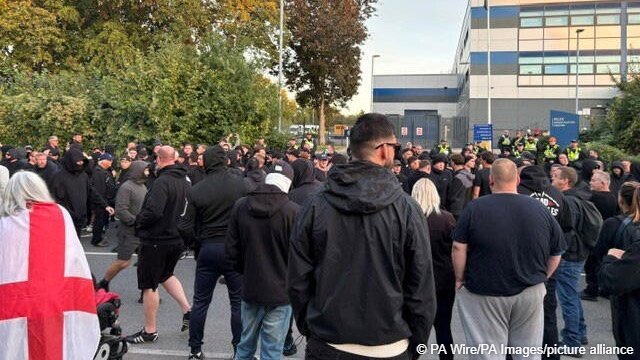 Protesters gathered outside the Hampshire Constabulary Police Investigation Center calling for the release of far-right activist Daniel Thomas | Photo: Picture Alliance