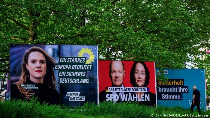 لافتات انتخابية لكل من حزب الخضر والحزب الاشتراكي الديمقراطي والحزب المسيحي الديمقراطي في ألمانيا