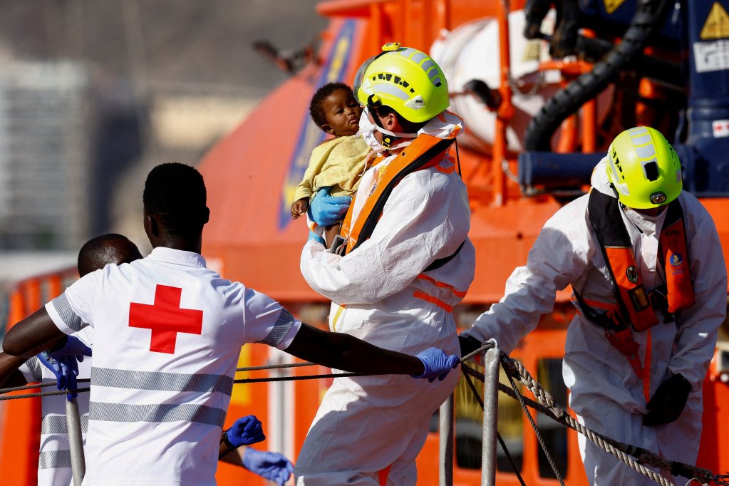 Un bébé secouru par les sauveteurs espagnols dans l'Atlantique, le 25 décembre 2024. Crédit : Reuters