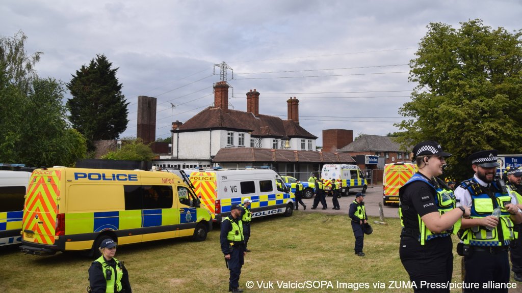Police have been guarding the perimeter of The Bell hotel to prevent serious attacks | Photo: Vuk Valcic/ZUMA/picture-alliance