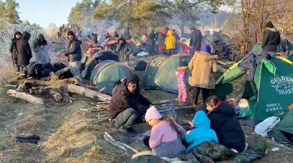 Un camp de migrants près de la frontière entre la Pologne et la Biélorussie, en novembre 2021. Crédit : Reuters
