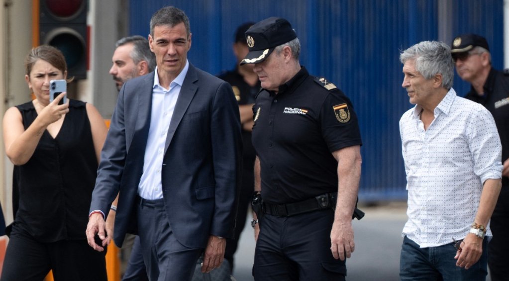 Spanish Prime Minister Pedro Sánchez (centre) and Interior Minister Fernando Grande-Marlaska (right) walk along the Tarajal border fence separating the Spanish enclave of Ceuta on July 31, 2026 | Photo: AFP