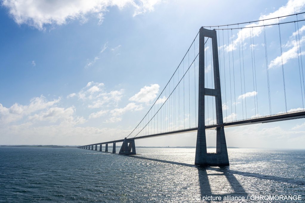 From file: The Öresund Bridge marking the border between Sweden And Denmark | Photo: picture alliance / CHROMORANGE | Michael Bihlmayer