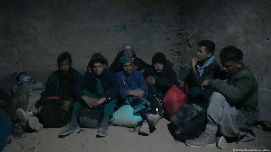 File photo: At the Iran - Afghanistan border | Iran hosts the largest refugee policy in the world. Human rights group argue that non-EU countries are hosting far more refugees with fewer resources | Photo: Ebrahim Noroozi / AP / picture alliance