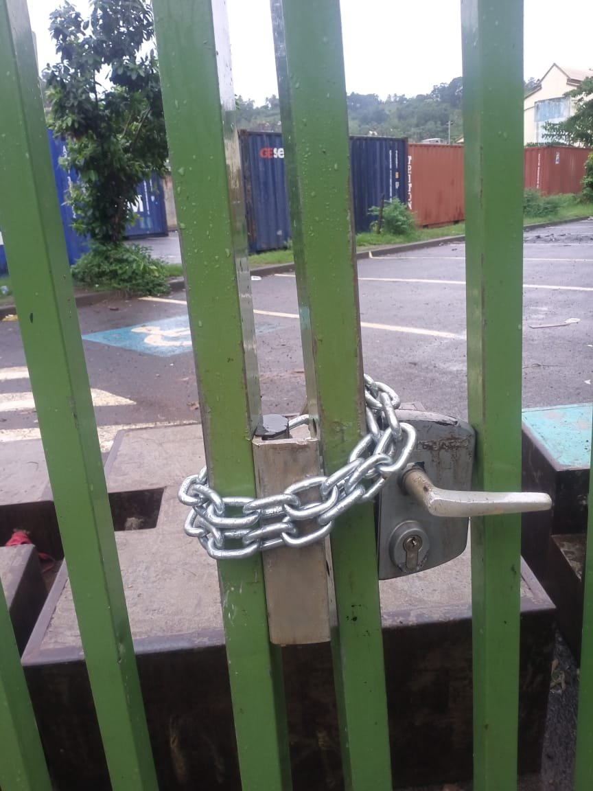 Cadenas posé dimanche 11 février sur la porte du stade de Cavani, à Mayotte, empêchant les personnes vivant sur le campement de sortir. Crédit photo : DR