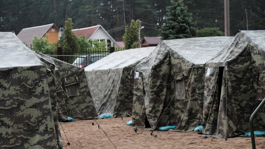 Due to an increase in asylum seekers arriving in Lithuania from accross the border with Belarus, Lithuania has installed new tents in Lithuania's migrant processing center in Pabrade (June 15, 2021) | Photo: Ints Kalnins/Reuters