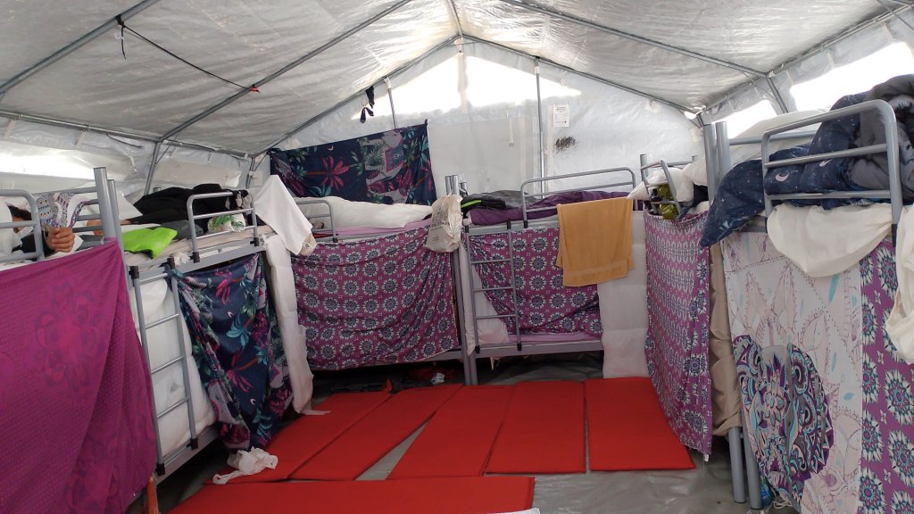 There are around 16 asylum seekers per tent in the Crooksling center | Photo: Private