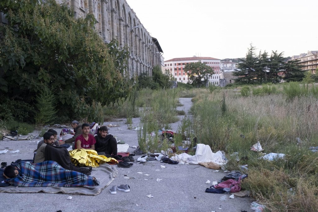 Migranti dormono vicino alla stazione ferroviaria di Trieste, 25 agosto 2020. Credito: Ansa