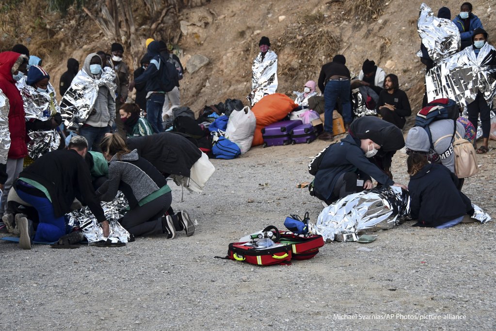Migrants are being treated after a fire broke out at Vathy camp on the Greek island of Samos on November 2, 2020 | Photo: Michael Svarnias/AP/dpa