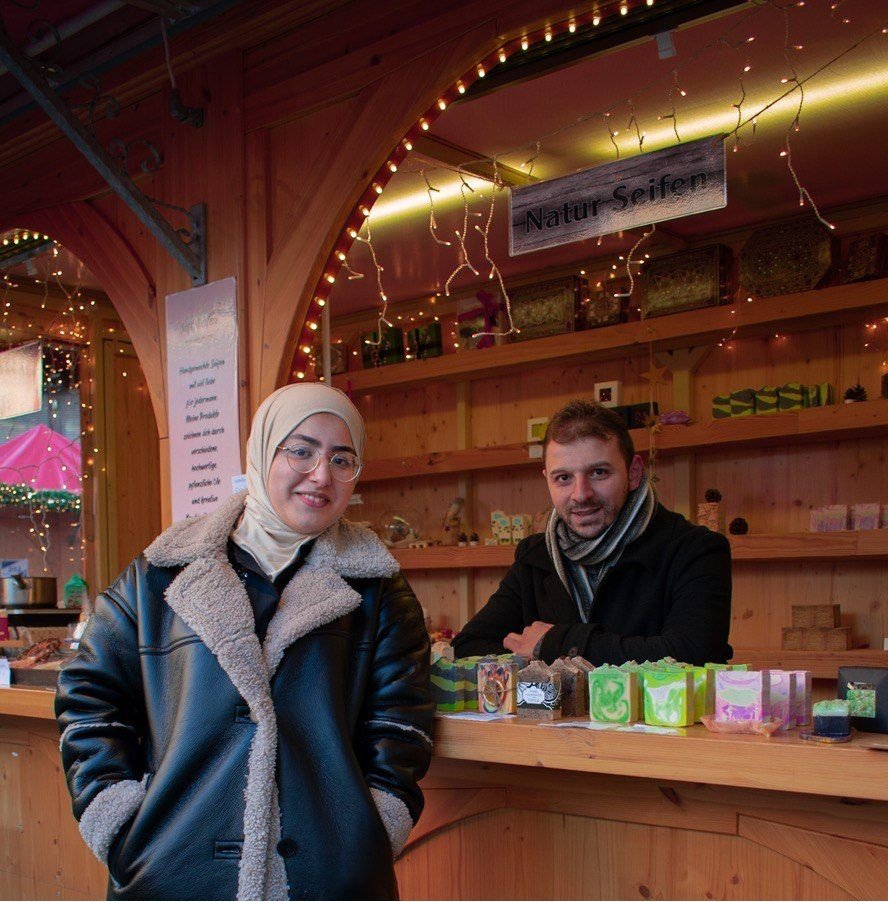نعمة البحري مع زوجها في متجرها الجديد "سوفت سيف" في بوخوم
 Copyright / Photographer: Copyright for Info Migrants to publish the photo، 