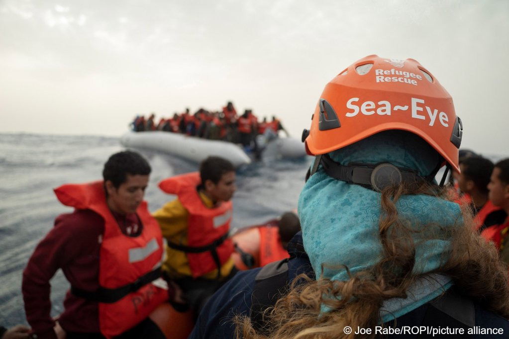 File photo: Sea-Eye rescuers with migrants in the Mediterranean, November 14, 2022 | Photo: Joe Rabe/ picture alliance / ROPI