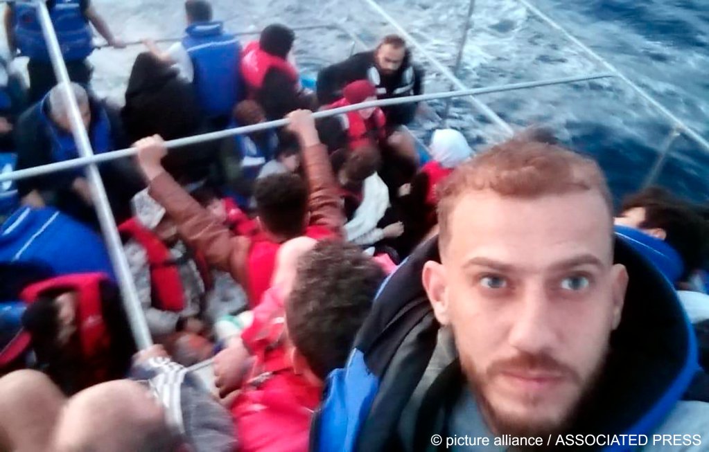 This selfie taken by Jihad Michlawi shows how overcrowded the boat was before it capsized | Photo: picture alliance/AP