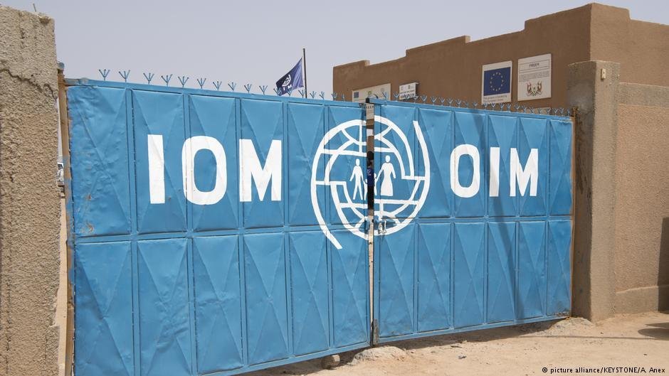 كان على منظمة الهجرة الدولية بناء منشآت إضافية في جميع أنحاء النيجر منذ أن بدأت الدول المجاورة في ترحيل المهاجرين إلى هناك | الصورة: picture-alliance / KEYSTONE / A