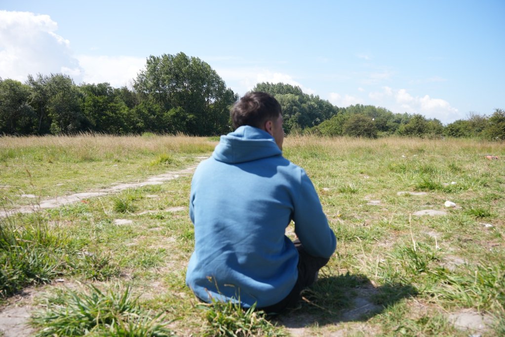 Zakaria, a 20-year-old Afghan man who wants to reach the United Kingdom, has already heard gunshots in the Loon-Plage camp | Photo: Hafiz Miakhel / InfoMigrants