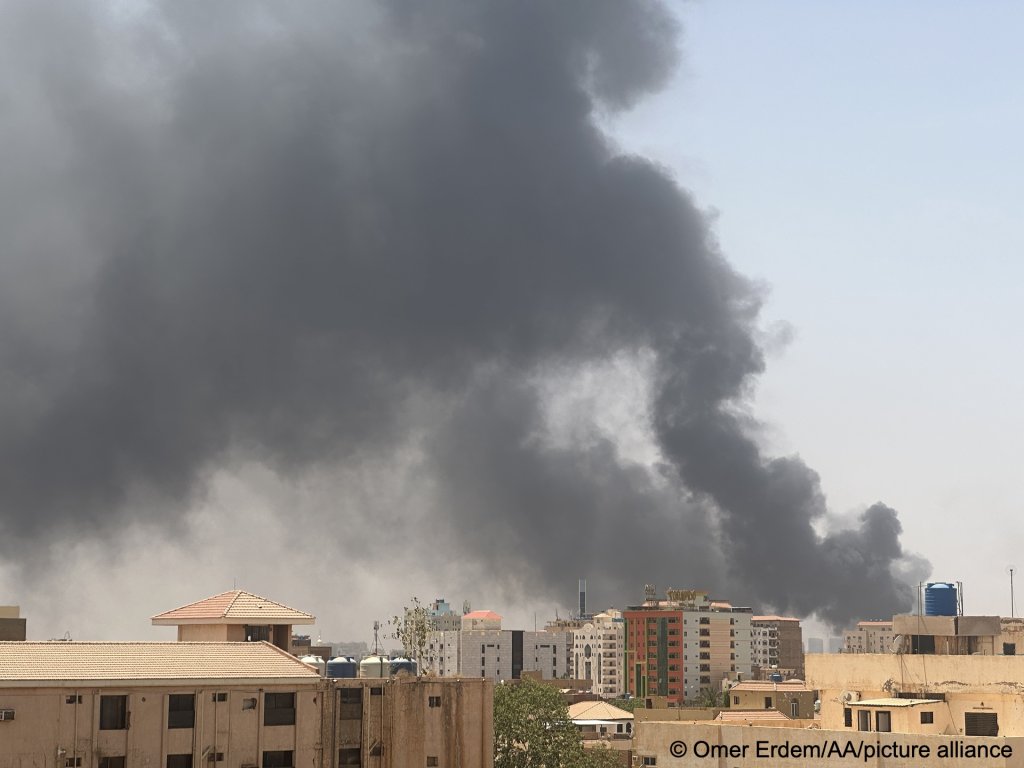 KHARTOUM, SUDAN - APRIL 15: Smokes rise after clashes erupted in the Sudanese capital on April 15, 2023 between the Sudanese Armed Forces and the paramilitary Rapid Support Forces (RSF) | Photo: Omer Erdem / Anadolu Agency