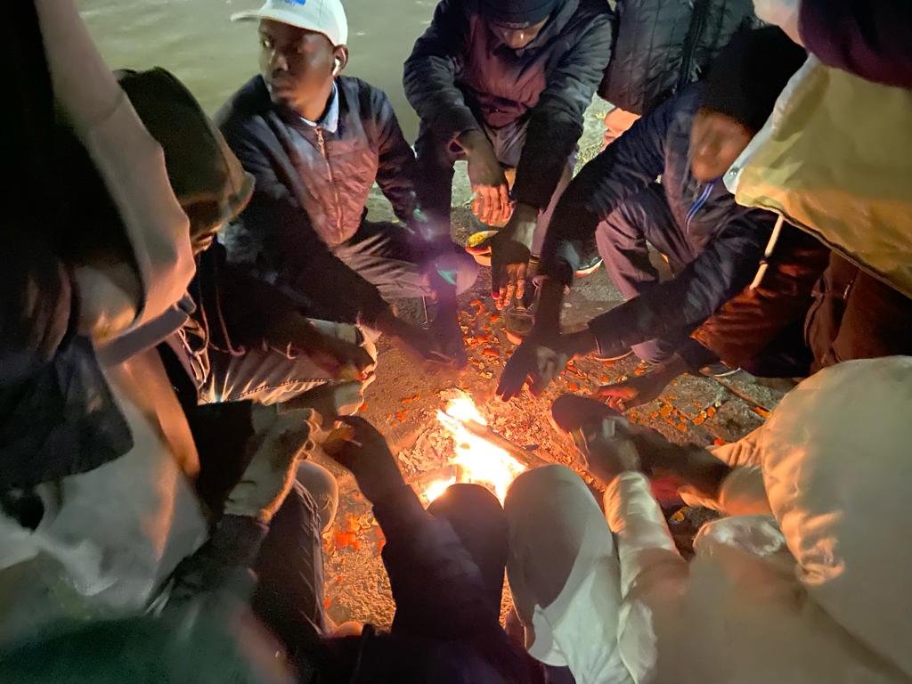 Les migrants se réchauffent autour d'un petit feu de bois, à Paris, le 8 janvier 2024. Crédit : InfoMigrants