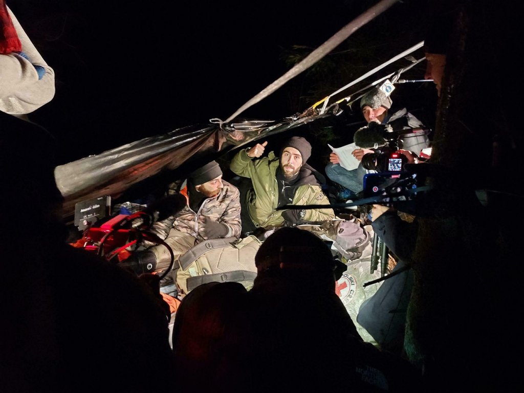 Saer (au centre) s'adresse à des médias après avoir contacté une association polonaise d'aide aux exilés. Crédit : Photo: Romain Lemaresquier / RFI 