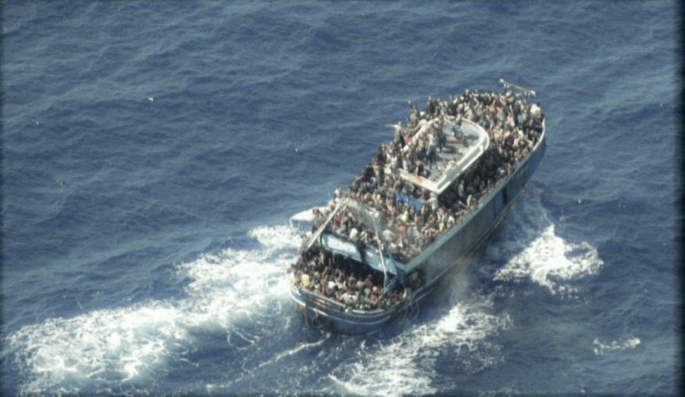 قارب الصيد الذي كان يحمل مئات المهاجرين قبالة السواحل اليونانية. الصورة: رويترز