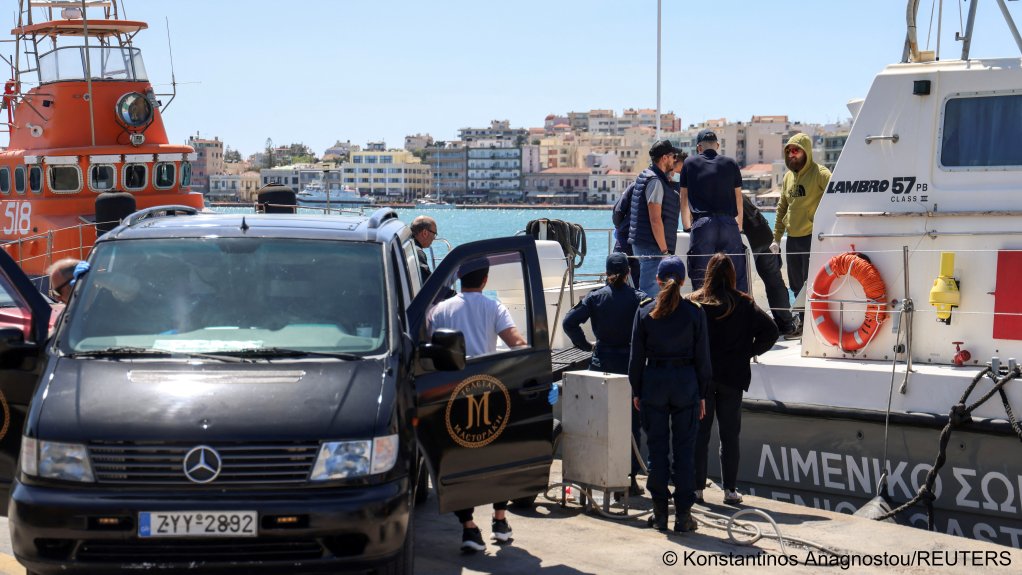 Greek coast guard officers prepare to carry the bodies of migrants following a shipwreck, on the island of Chios, Greece, April 10, 2024 | Photo: Konstantinos Anagnostou / Reuters