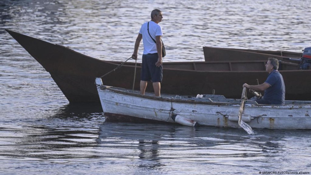 In Lampedusa, authorities also have to deal with the boats that migrants came on | Photo: Ciro Fusco / ANSA / picture alliance