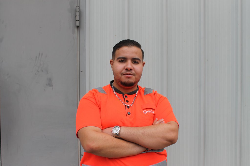 أمين. عامل مهاجر من المغرب (23) عاما. يعمل سنوات في فرز القمامة في شركة NTI. الصورة: مهاجرنيوز.