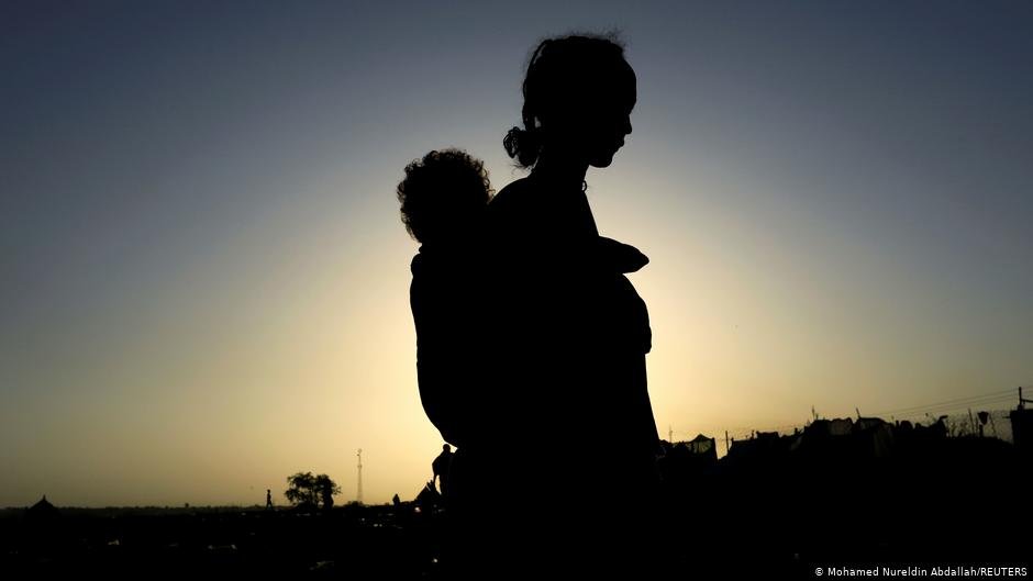ثيوبية تحمل طفلها بالقرب من نهر سيتيت على الحدود السودانية الإثيوبية | تصوير: محمد نور الدين عبد الله / رويترز
