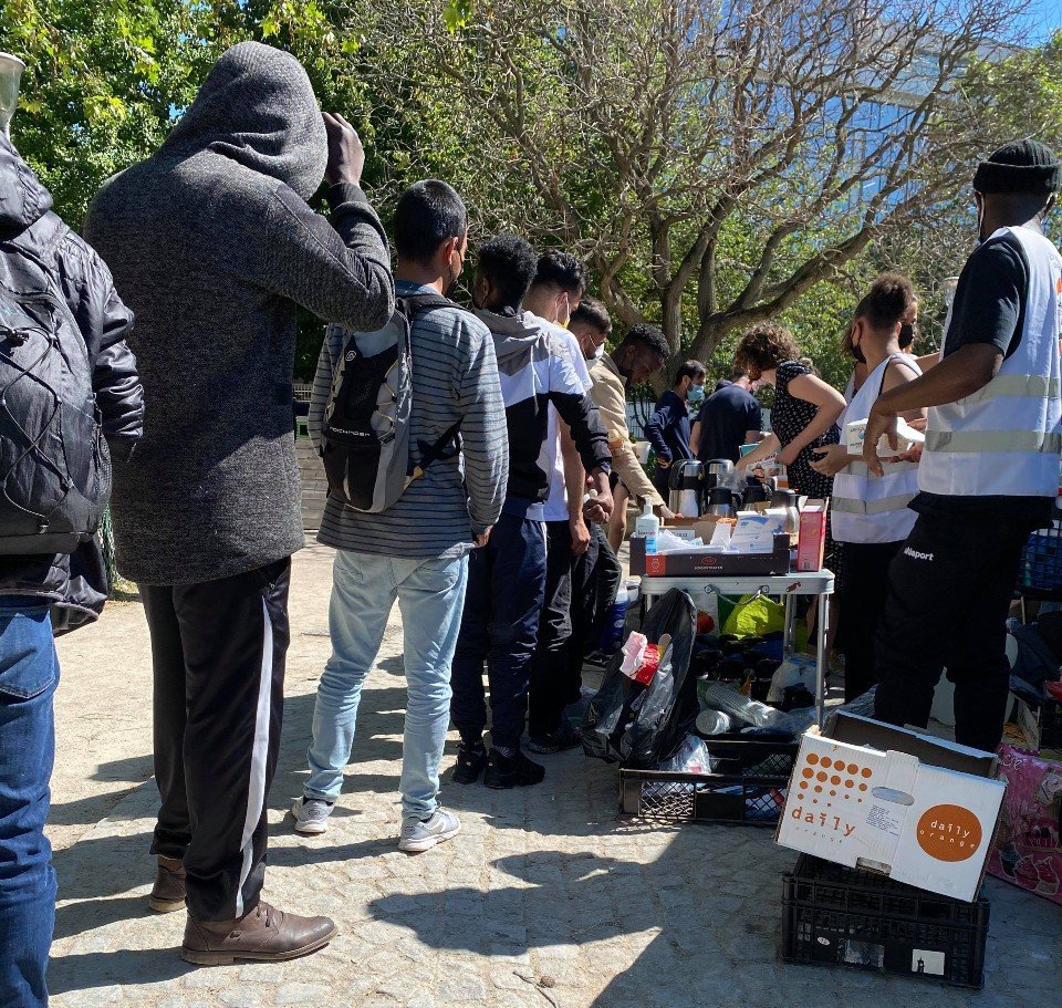 Organizations distribute meals three times a day. Credit: InfoMigrants
