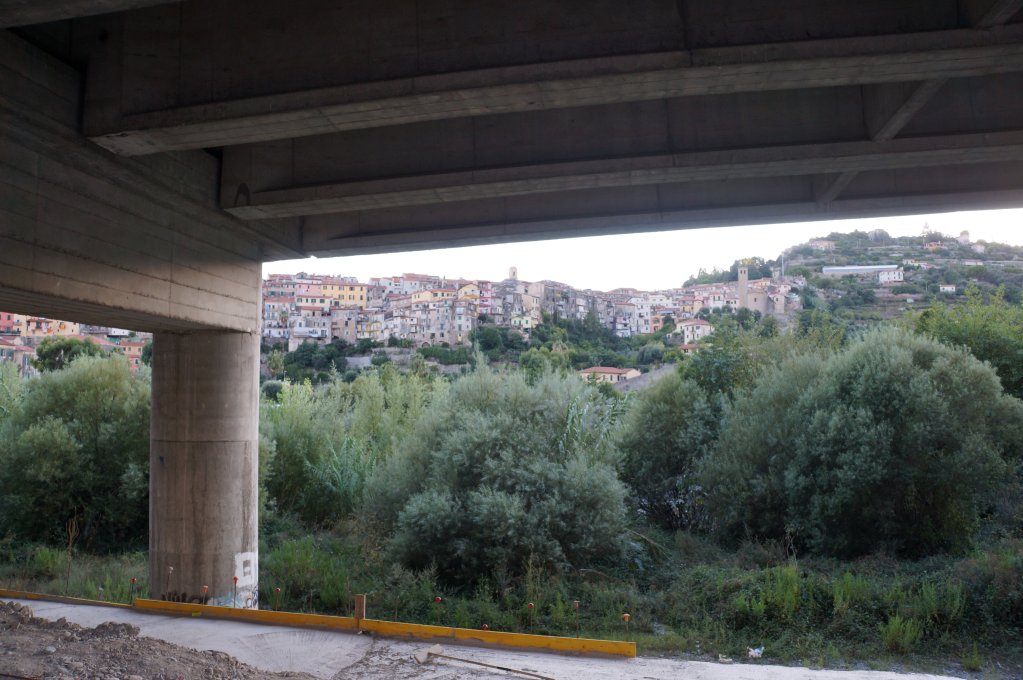 Vue sur la ville de Vintimille depuis le dessous d'un pont. Crédit : InfoMigrants