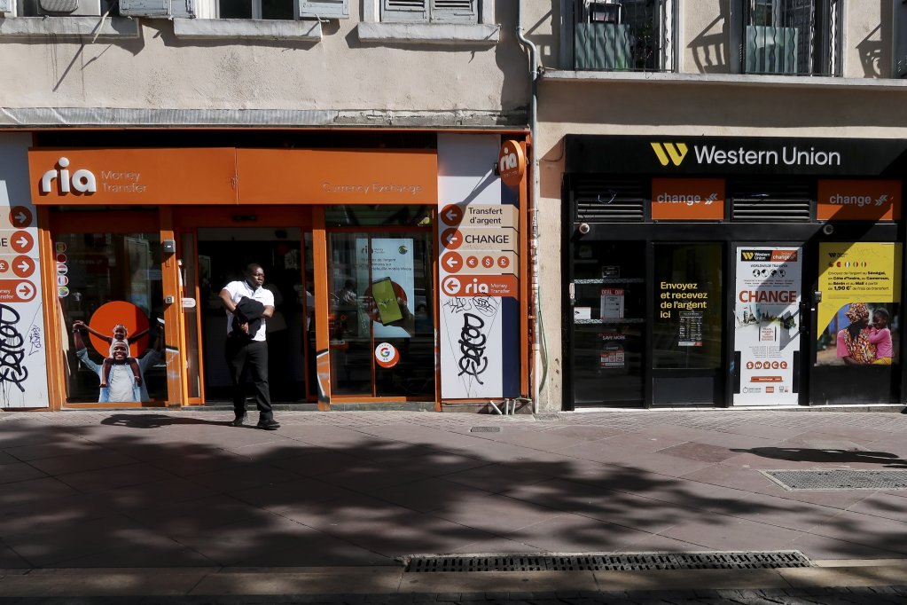 Les opérateurs de transferts de fonds Ria et Western Union, sur La Canebière, au centre-ville de Marseille, le 3 juin 2026. Crédit : Adèle Surprenant pour InfoMigrants