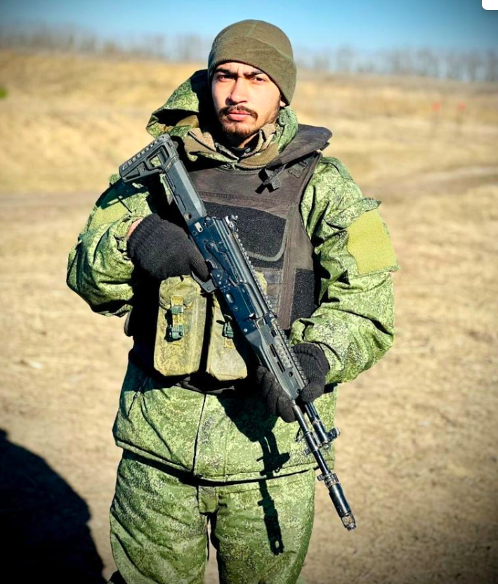 Indian national Gurpreet Singh in a Russian uniform: He sent this picture to his mother during training | Source: ZDFhttps://www.zdf.de/politik/frontal/ukrainekrieg-inder-fuer-putin-an-der-front-russland-100.html