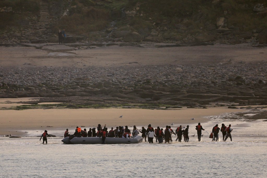 Migrants are seen boarding a rubber boat at Portel beach, near Boulogne-sur-Mer in the Calais region, October 2, 2023 | Photo: Reuters