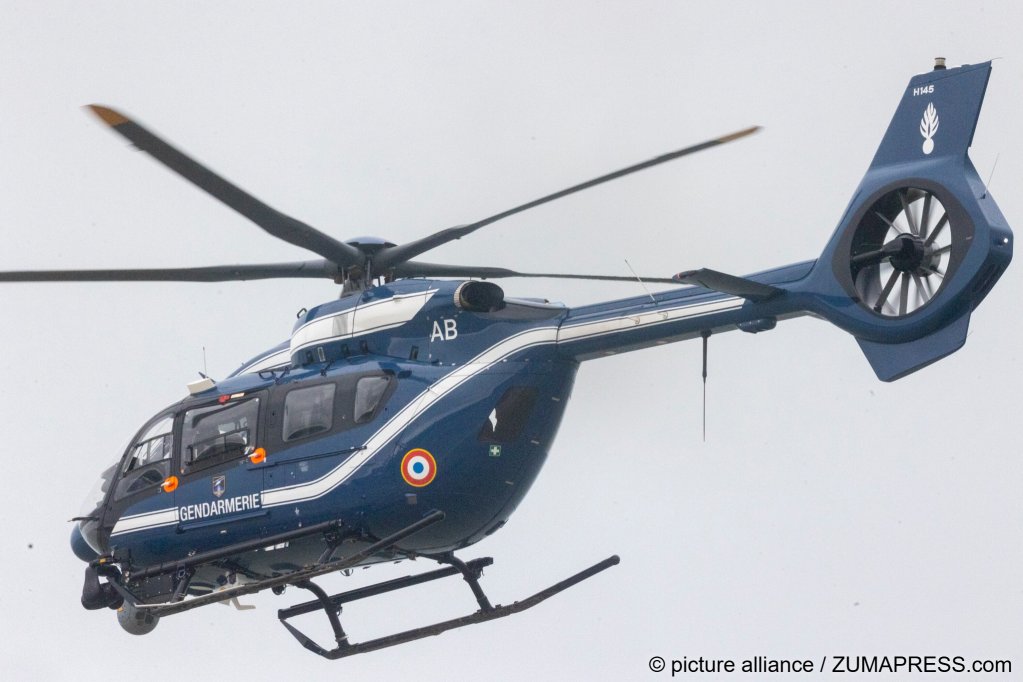 A French police helicopter patrols Hardelot beach as migrants attempt to board overcrowded dinghies to travel to the UK | Photo: Marcin Nowak / Zuma press wire / picture alliance