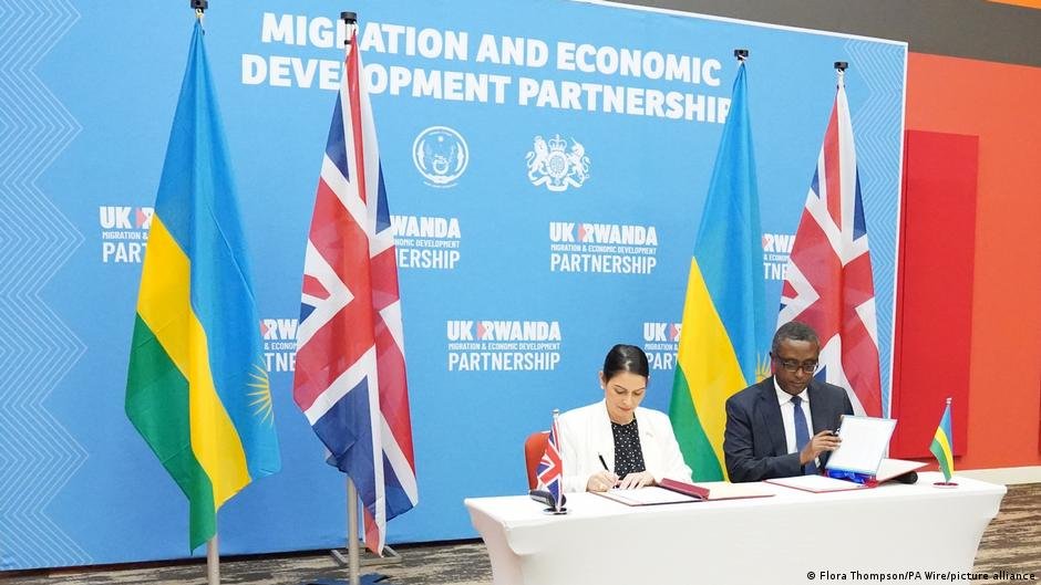 The agreement was signed on April 14 by former British Interior Minister Priti Patel (left) and Rwandan Foreign Minister Vincent Birutaare | Photo: Flora Thompson/PA Wire/picture-alliance