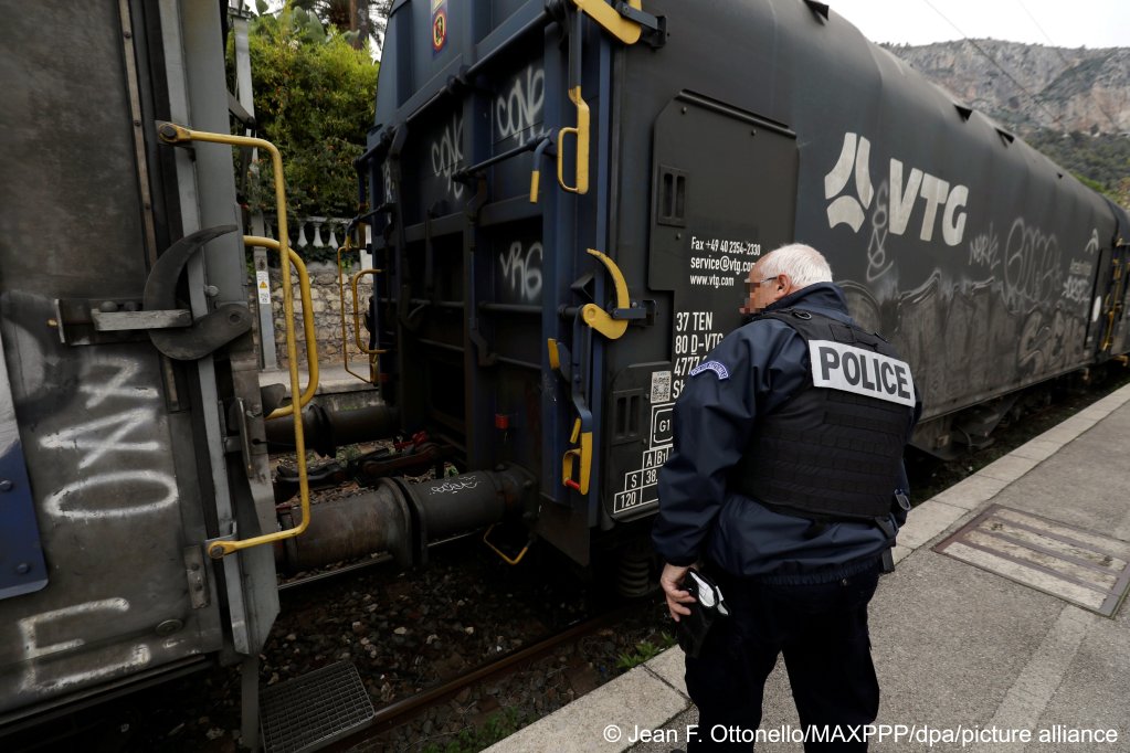 Police officers also check goods trains and in the toilets and conductor's cabins on board passenger trains | Photo: Jean François Ottonello / picture alliance / dpa / MAXPPP