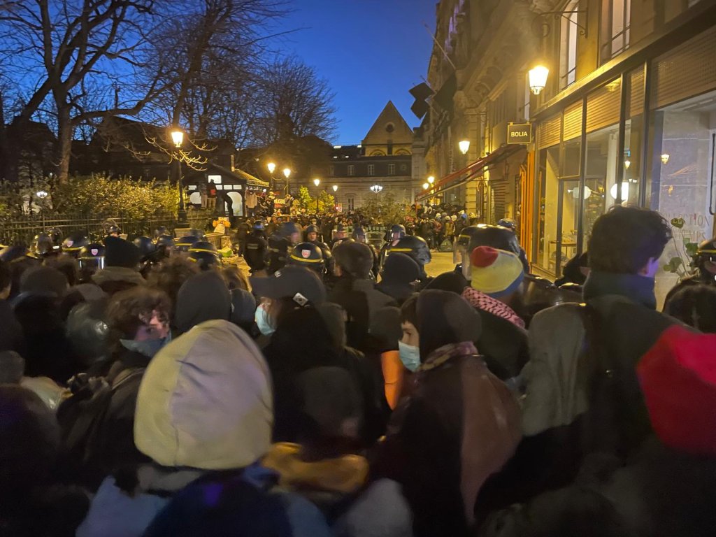 Tense face-off between migrant supporters and police at the Gaîté Lyrique. Photo: InfoMigrants