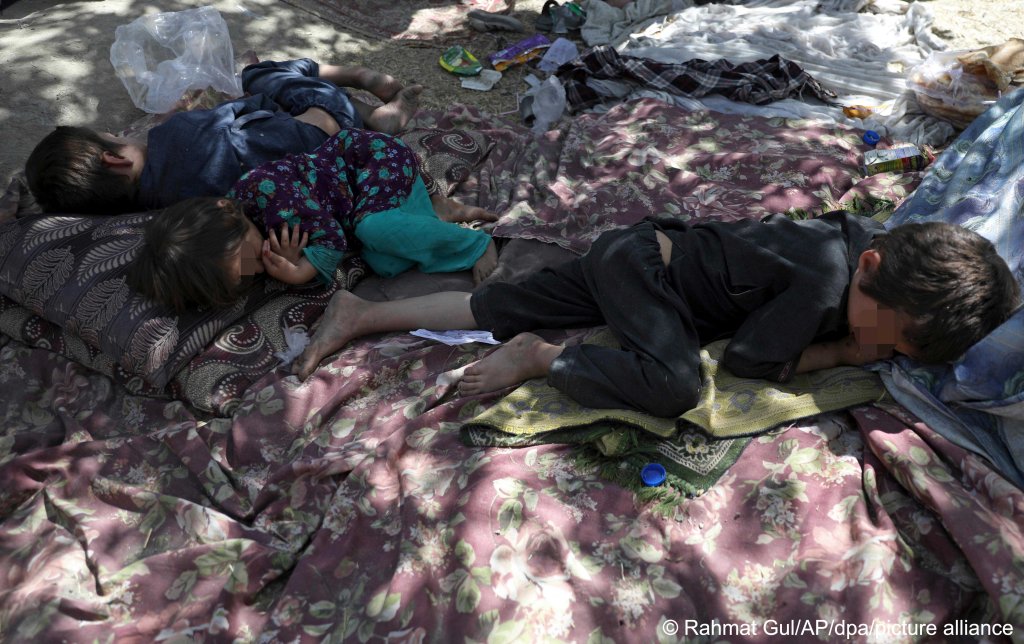 Internally displaced Afghans from the country's northern region seek refuge in a public park | Photo: Rahmat Gul/AP/dpa/picture-alliance