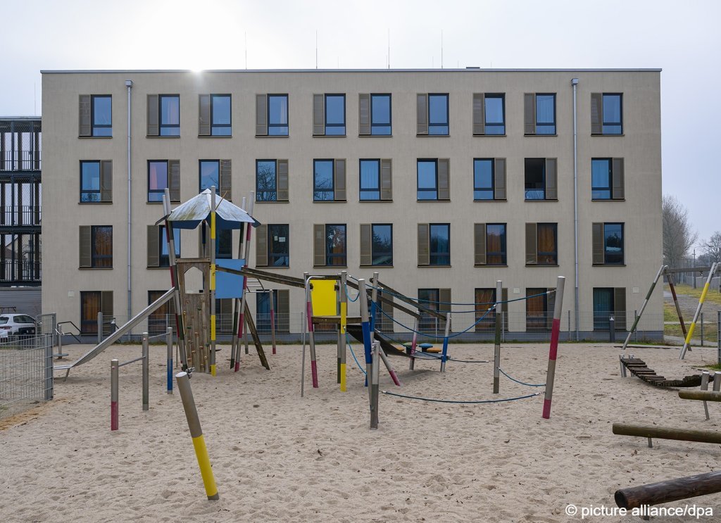 A children's playground is part of the Brandenburg detention deportation center in Eisenhüttenstadt | Photo: Patrick Pleul / picture alliance / dpa