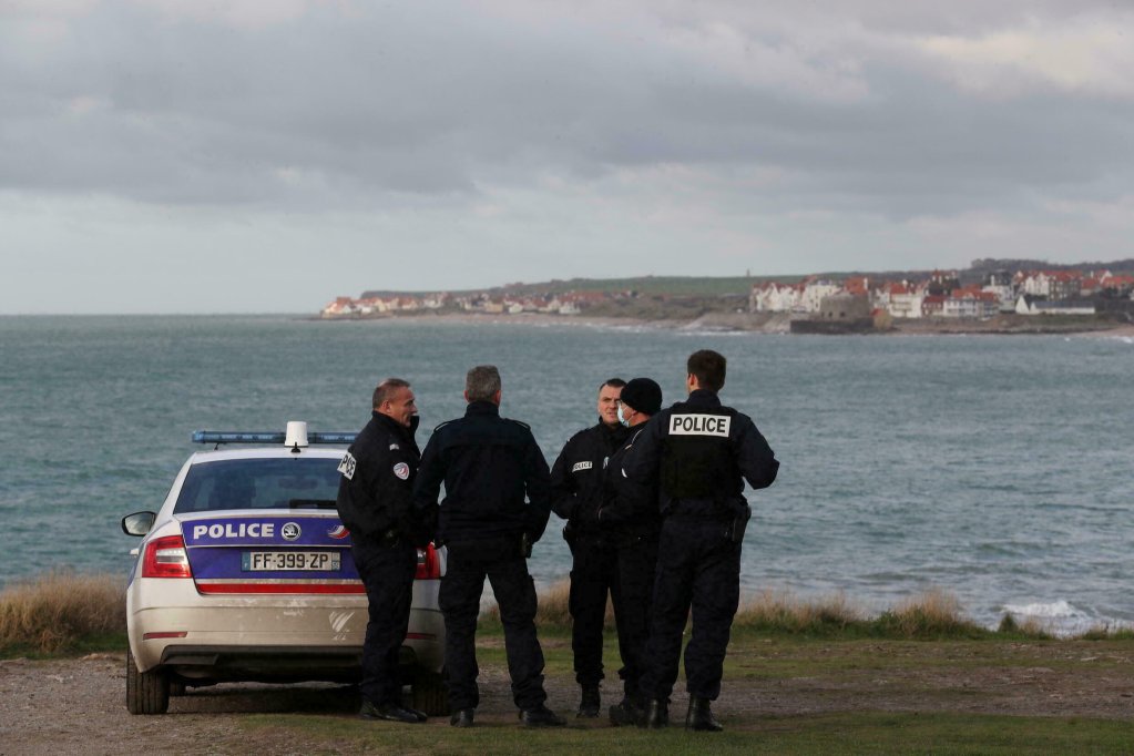 French police on the French side of the Channel patrol to try and deter migrants leaving for Britain | Photo: Pascal Rossignol / Reuters