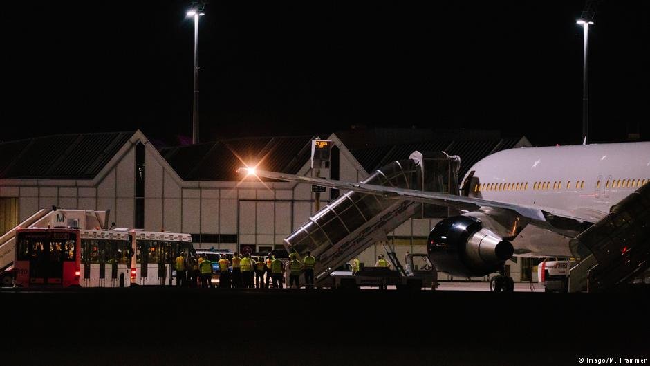 Afghan asylum seekers boarding a plane in Germany bound for Kabul | Photo: Imago/M. Trammer