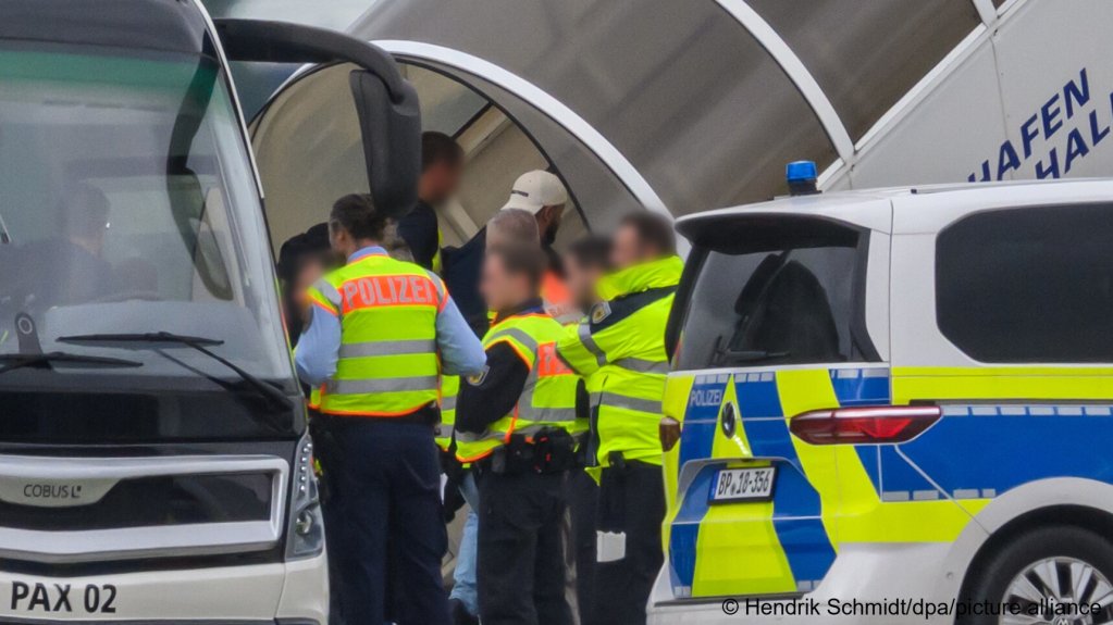 Iraqi nationals are taken aboard a plane at Leipzig airport to be deported to Iraq on July 22, 2025 | Photo: Hendrik Schmidt/picture-alliance