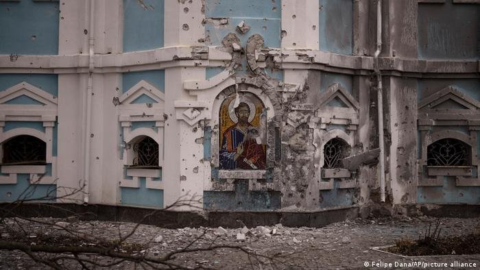 Kateryna dit prier pour la fin de la guerre. Ici, une église détruite à Kharkiv, sa ville d'origine / Felipe Dana/AP/picture alliance