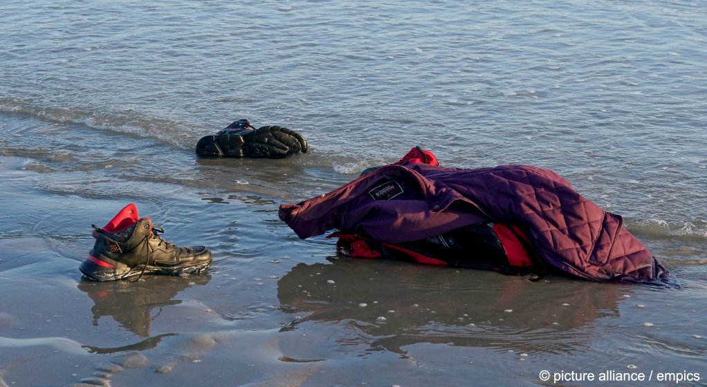 Debris left by people after boarding a small boat off the beach in Gravelines, France. July 29, 2024 | Photo: Gareth Fuller / picture alliance