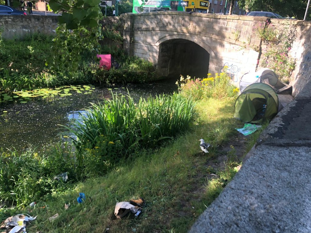 An isolated tent near a bridge in Dublin on July 3, 2024 | Photo: InfoMigrants