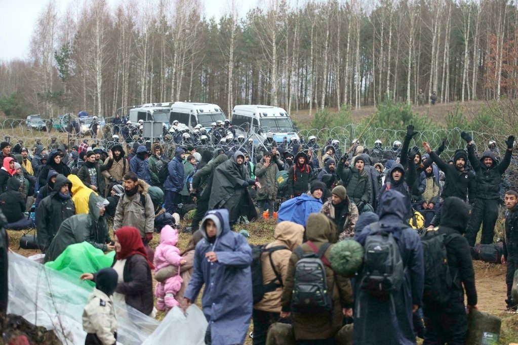 From file: Migrants seen facing Polish border guards at the Belarus-Poland border on November 8, 2021 | Photo: Leonid Shcheglov/AP