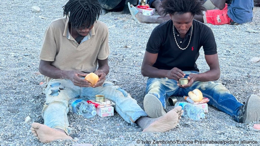 File photo: Ceuta-based NGO Luna Blanca and Sur Sur organization, alongside the Red Cros have been operating food distribution services to the many migrants who arrived in the Spanish territory since July | Photo: Ivan Zambrano / Europa Press