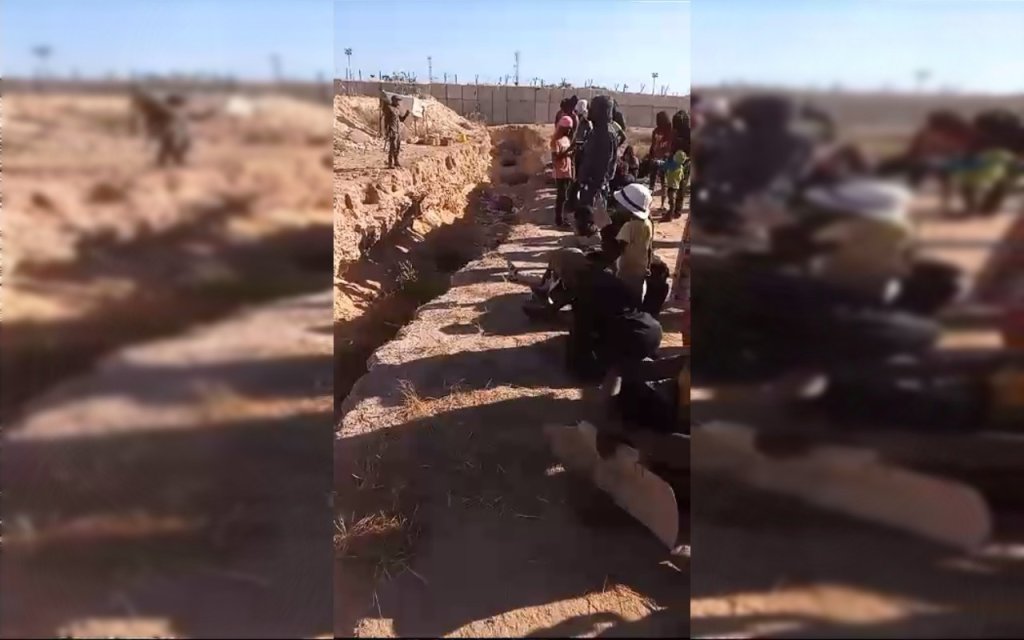 صورة ملتقطة من فيديو مظاهرة المهاجرين في الصحراء الليبية على الحدود ع تونس. الحقوق محفوظة.