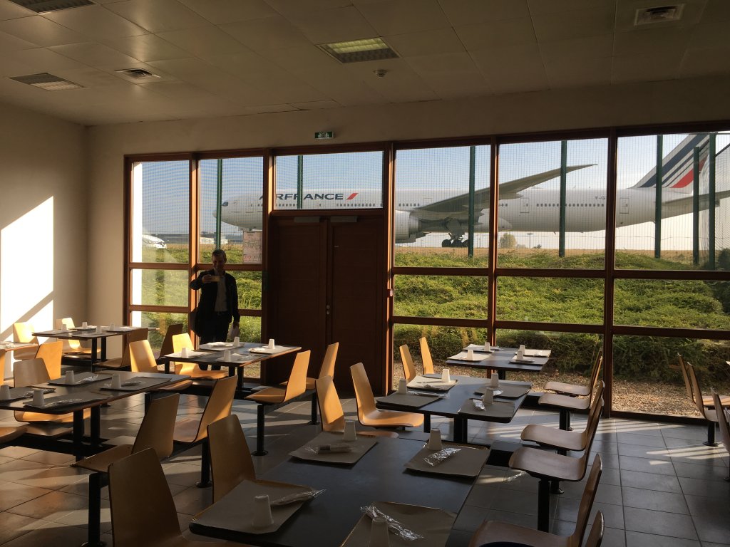 The cafeteria at the Roissy holding zone | Photo: InfoMigrants