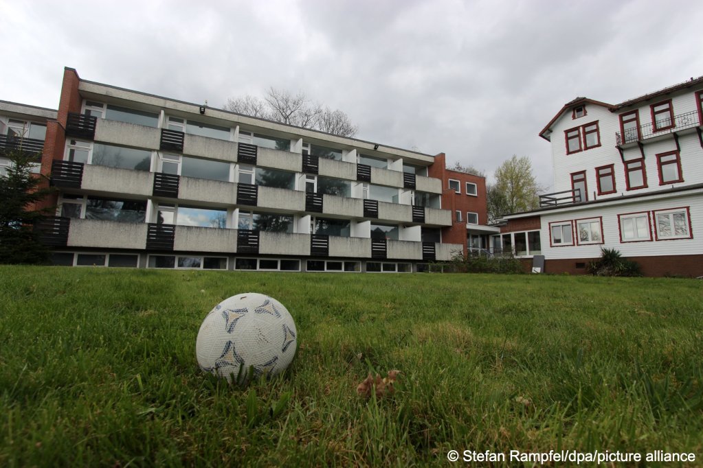 The authorities point to the large lawn in front of the accommodation, as evidence that children are allowed to play whenever they want, but the female authors of the letters say their children are frequently told off and prevented from playing | Photo: Stefan Rampfel / dpa / picture alliance