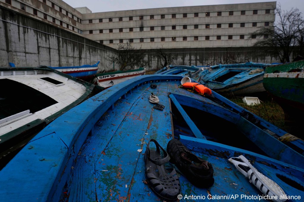 Personal belongings left in a wrecked migrants' boats lie inside the courtyard of Milan's Opera maximum security prison | Photo: Antonio Calanni / AP Photo