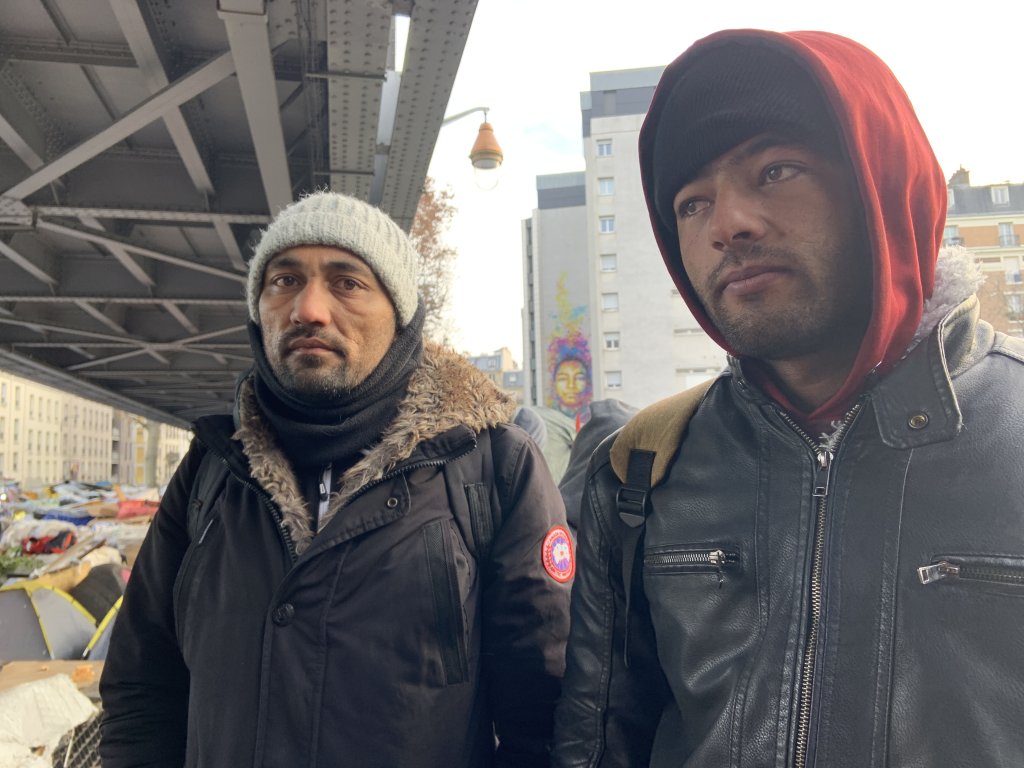 Hemat Khan et Mohamed Jebarkil (à droite), deux Afghans, vivent dans le camp du boulevard de La Chapelle depuis plusieurs semaines. Mohamed Jebarkil n'a pas de tente. Crédit : InfoMigrants